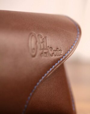 Etui à lunettes en cuir chocolat intérieur cuir bleu surpiqûres bleues fait à la main sur Lyon