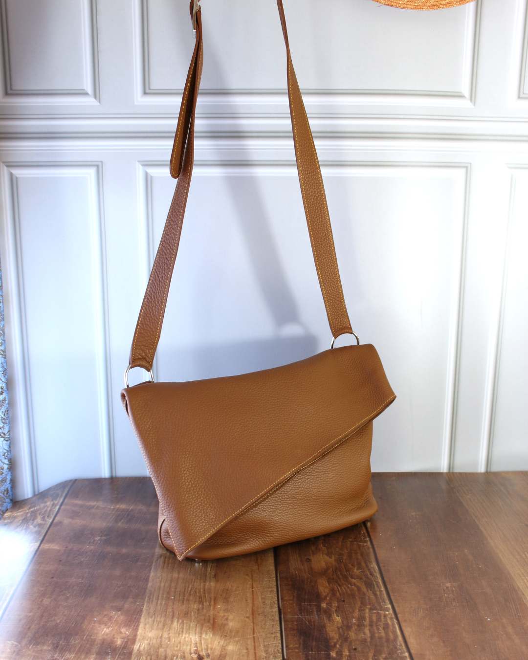 Sac-besace-en-cuir Sac besace en cuir veau grainé kamel avec une bandoulière en cuir pour le porter en bandoulière ou à l'épaule