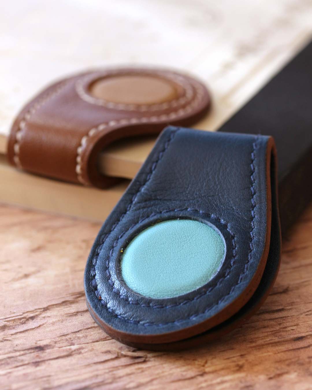 Marque-page-bleu-bicolore-en-cuir Marque page en cuir magnétique, bicolore bleu et bleu ciel - fabrication française artisanale