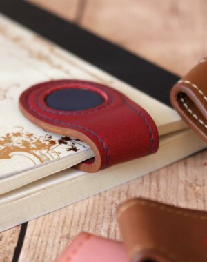 Marque page en cuir bicolore bordeaux et bleu fabrication 100% française