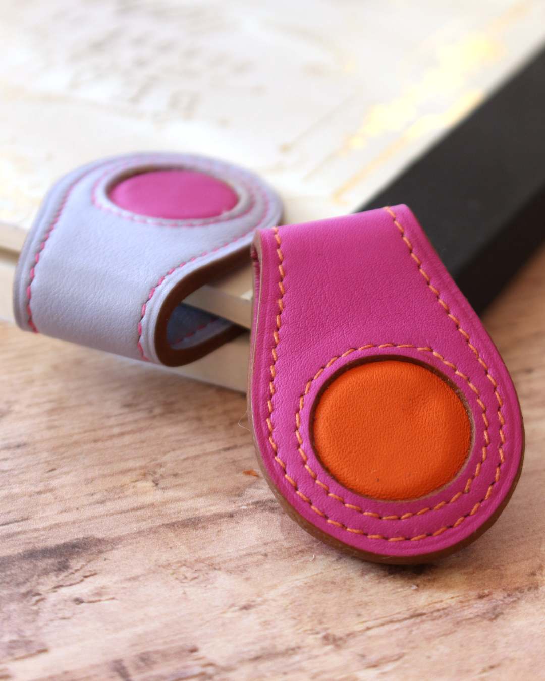 Marque-page-fuchsia-cuir Marque page en cuir bicolore fuchsia orange