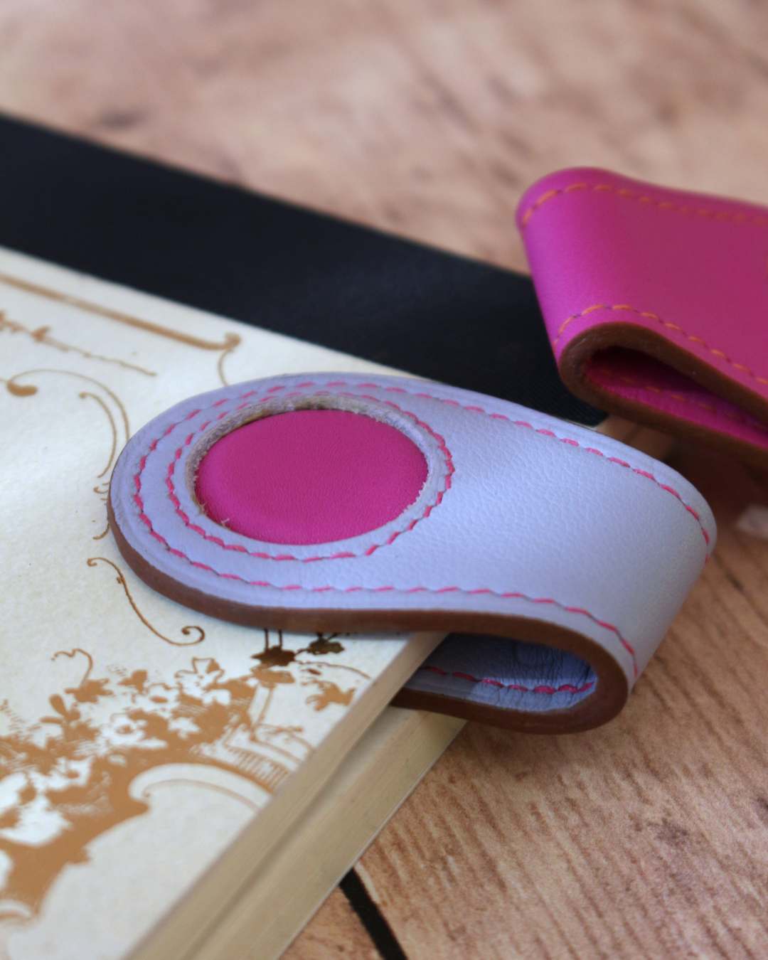 Marque-page-lila-bicolore-en-cuir Marque page en cuir bicolore Lilas et pastille fuchsia - fabrication française