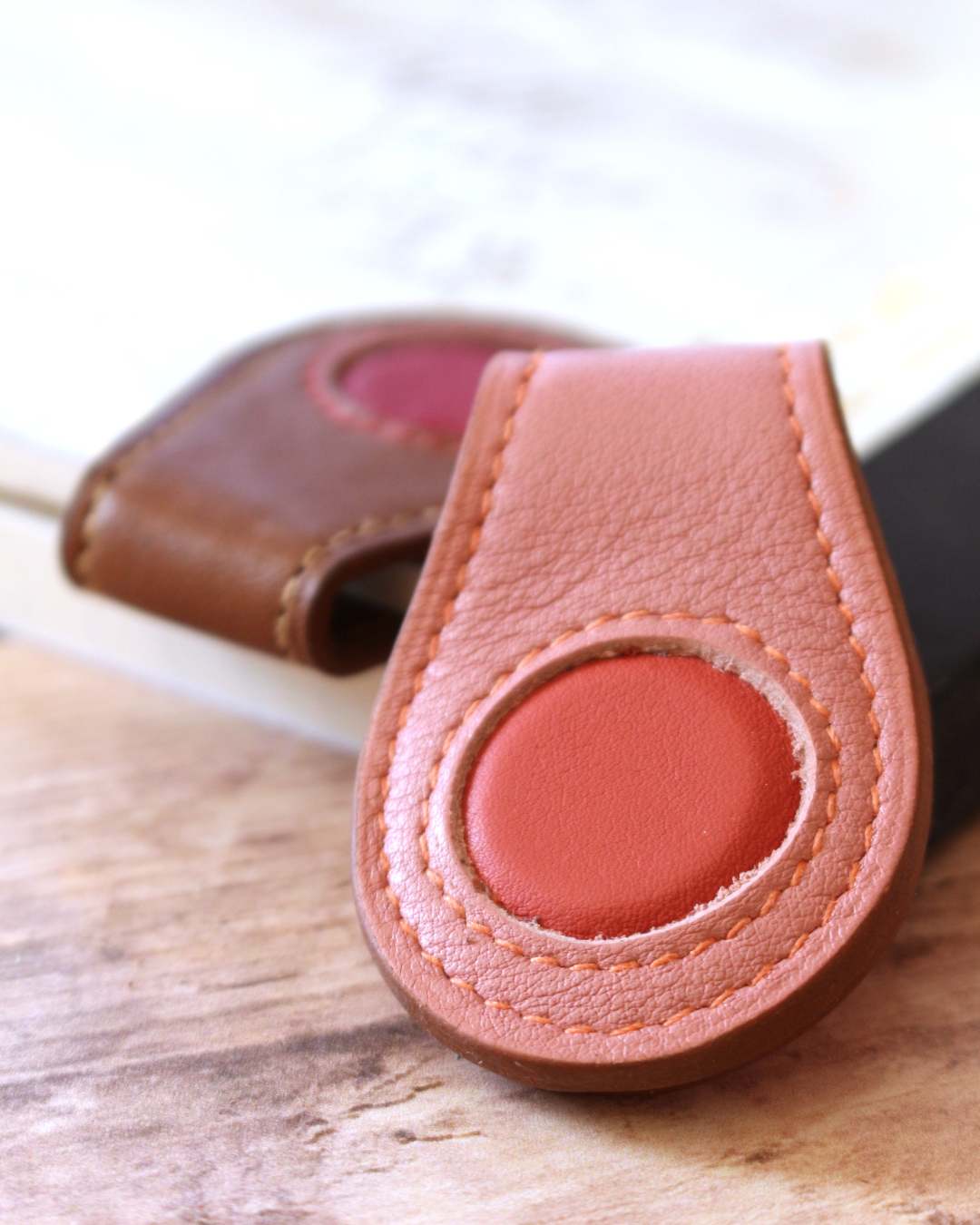 Marque-page-rose-en-cuir Marque page en cuir rose, aimanté, made in France