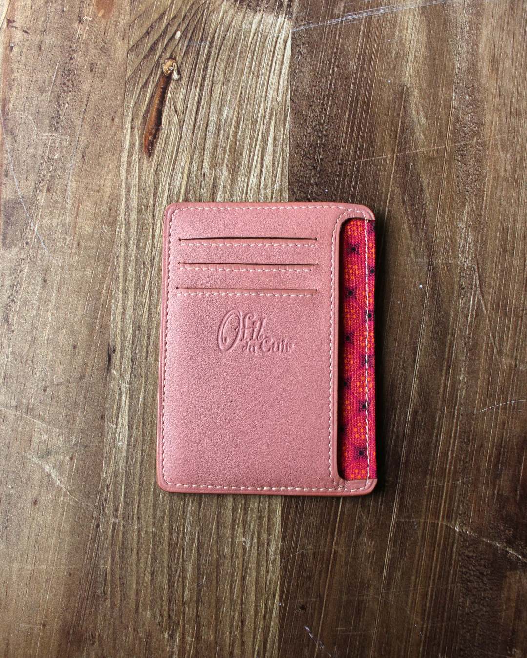 Porte-carte-artisanal-en-cuir Porte cartes artisanal en cuir rose fait à la main à lyon