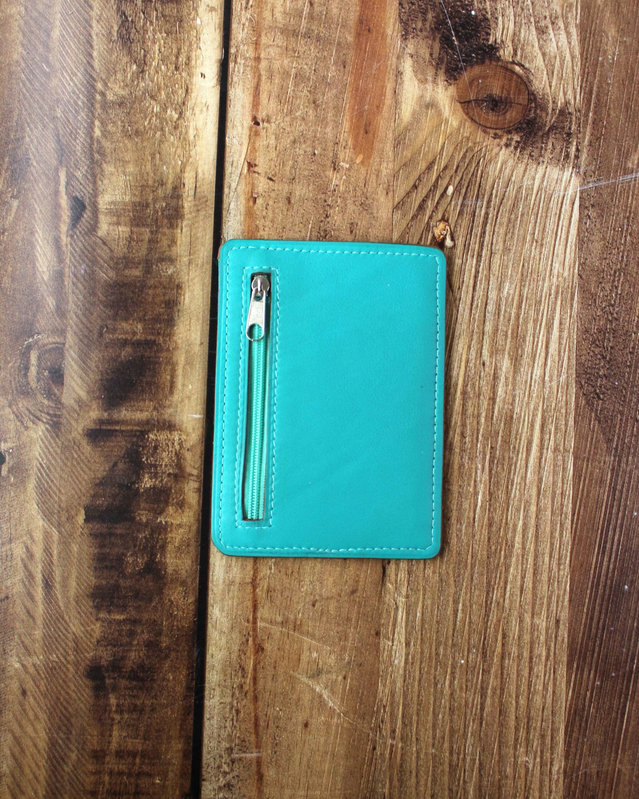 Porte-carte-artisanal-franais-en-cuir-vert Porte cartes fait à la main en cuir vert avec une poche fermée pour les billets