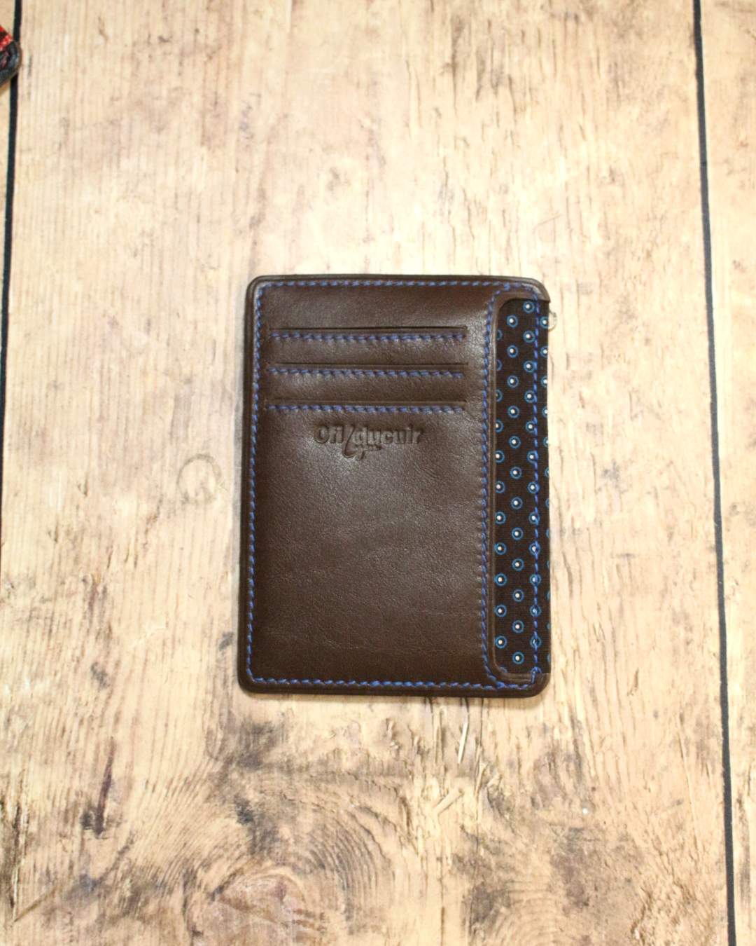 Porte-cartes-en-cuir Porte cartes en cuir marron avec du tissu à petits pois africain