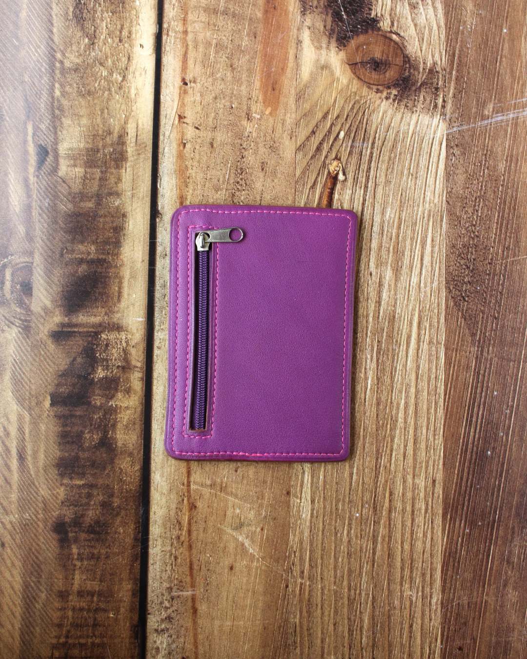 Porte-cartes-minimaliste-en-cuir-Lyon Porte cartes minimaliste en cuir violet avec une poche au dos fermée par un zip pour les billets