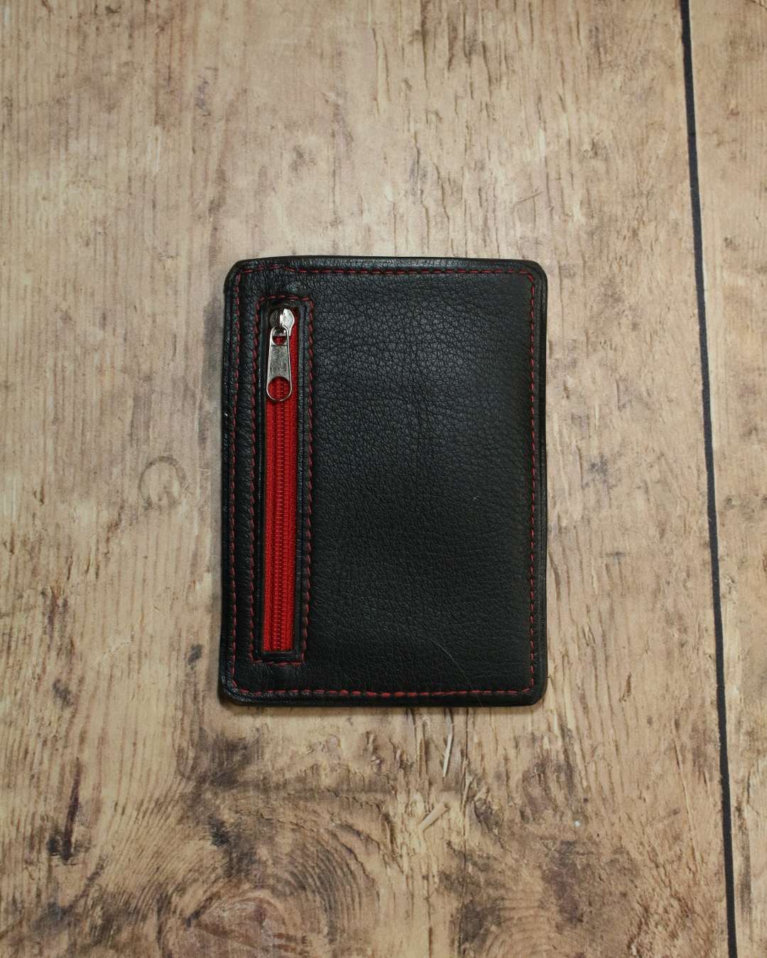 Porte-cartes-minimaliste-en-cuir-noir Porte cartes minimaliste en cuir noir avec une fermeture éclair rouge