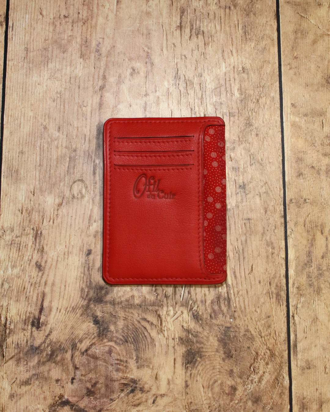 Porte-cartes-minimaliste-en-cuir-rouge Porte cartes minimalistes en cuir rouge et tissu africain rouge