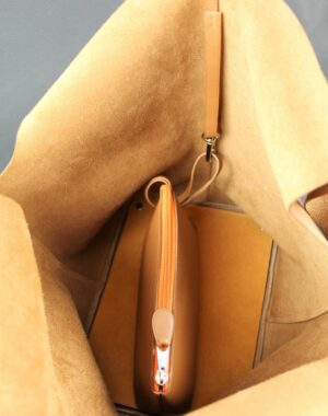 Sac à main en cuir camel et sa pochette avec sa gragonne