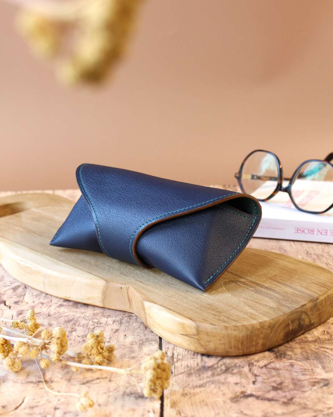 Etui-a-lunettes-en-cuir Etui à lunettes en cuir bleu, intérieur en cuir d'agneau vert
