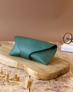Etui en cuir pour lunettes vert doublure en agneau bleu