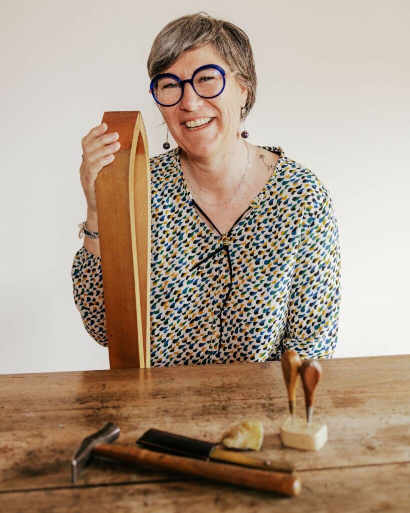 Atelier de maroquinerie à Lyon : Valérie avec ses outils de sellier maroquinier
