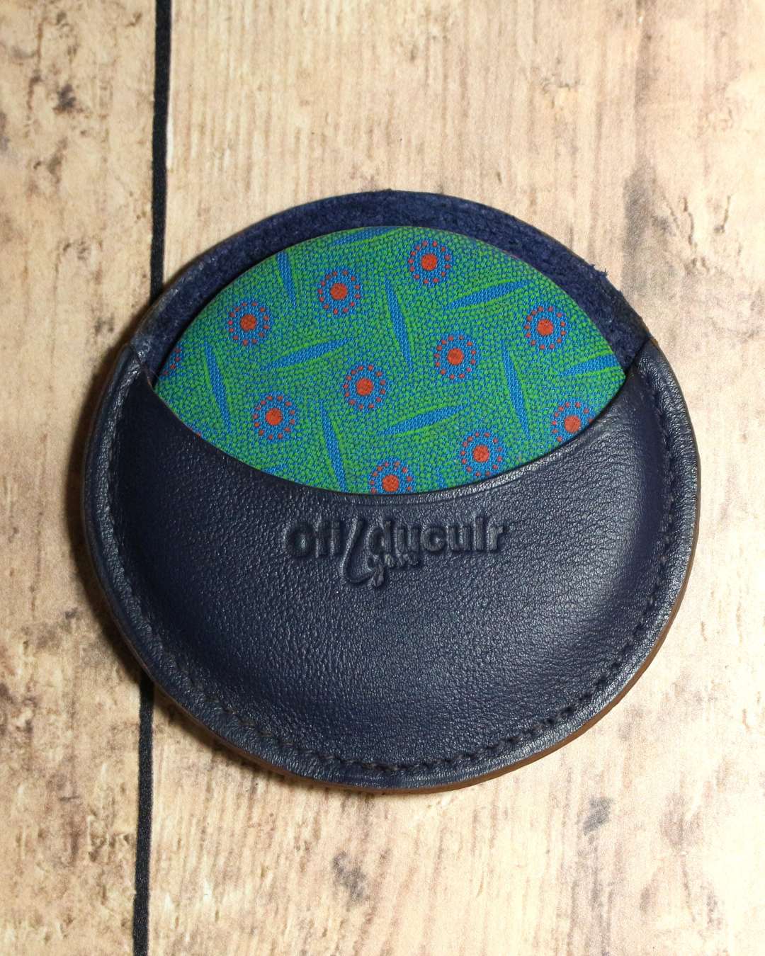 Miroir-de-poche-en-cuir-bleu-marine Etui en cuir bleu marine et miroir de poche en tissu africain