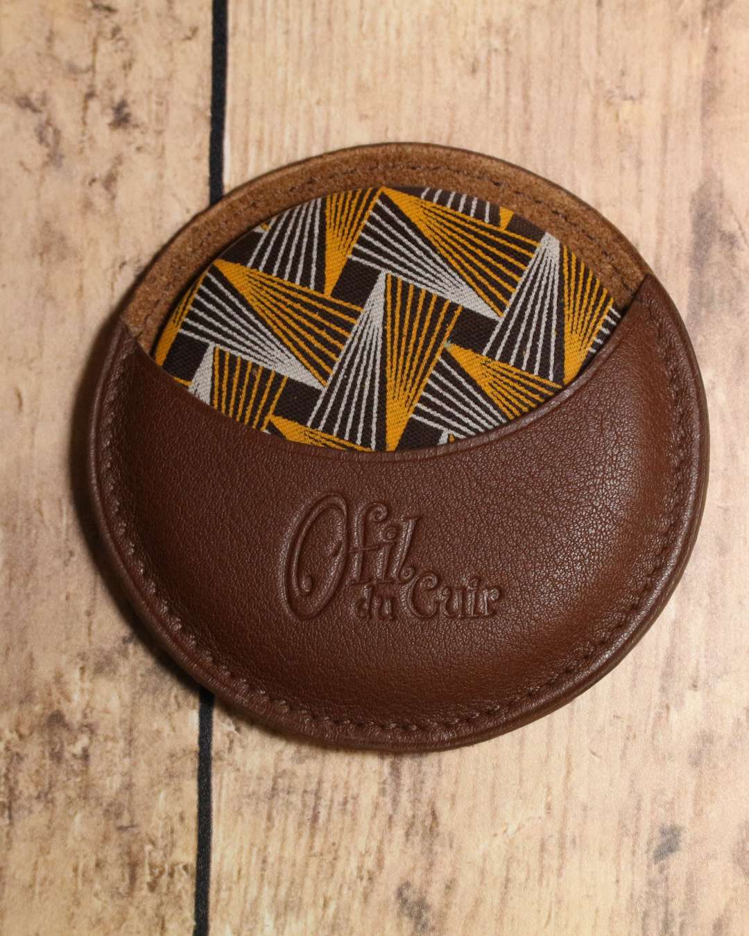 Miroir-de-poche-en-cuir-marron Etui en cuir marron avec son miroir de poche en tissu africain