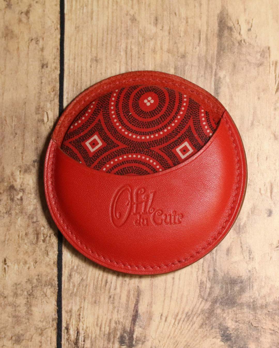 Miroir-de-poche-en-cuir-rouge Miroir en tissu africain avec son étui en cuir rouge