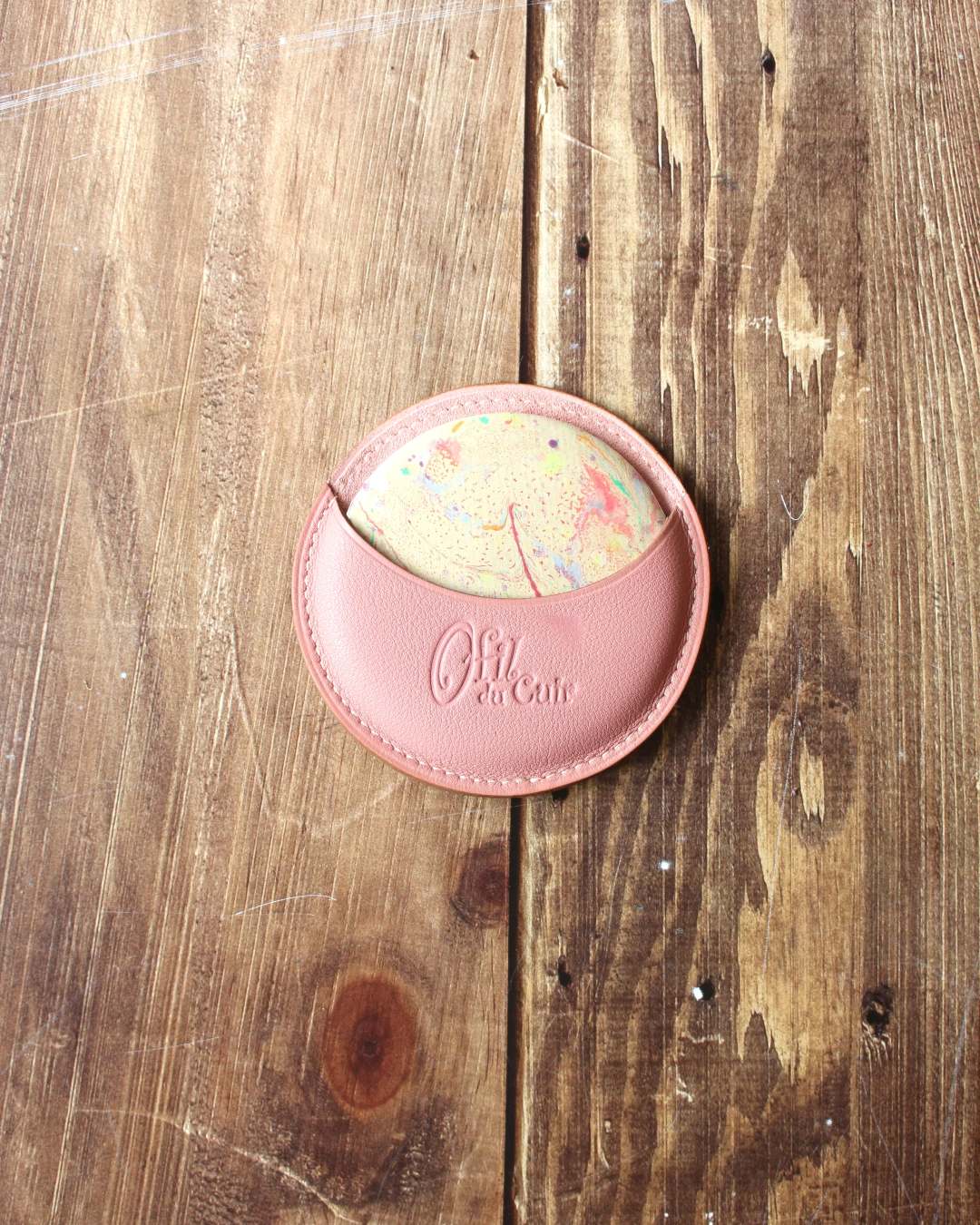Miroir-de-poche-en-cuir Miroir de poche en cuir : rond en papier japonais avec étui en cuir vieux rose