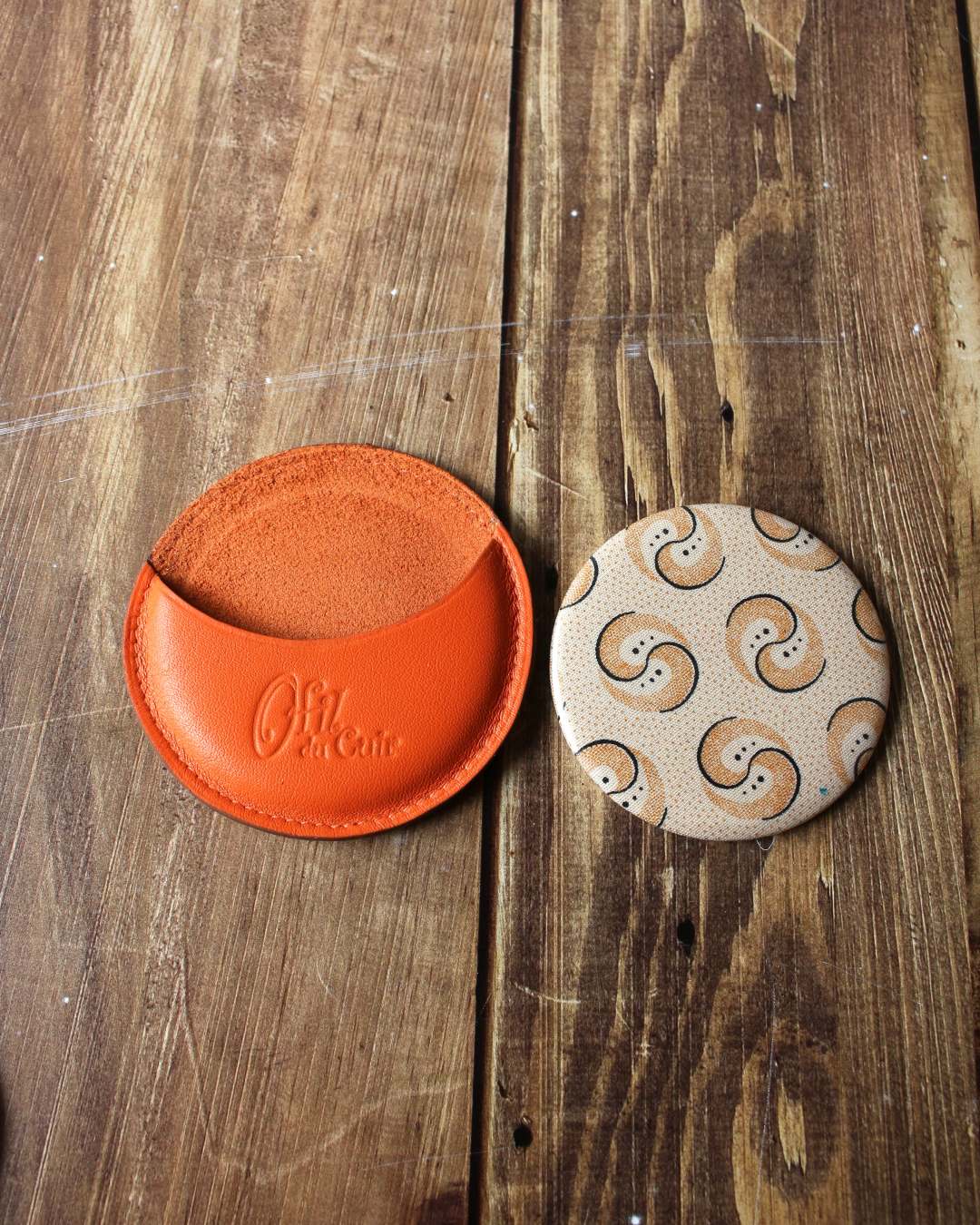 Miroir-poche-cuir-tissu Miroir rond en tissu africain beige avec étui en cuir orange
