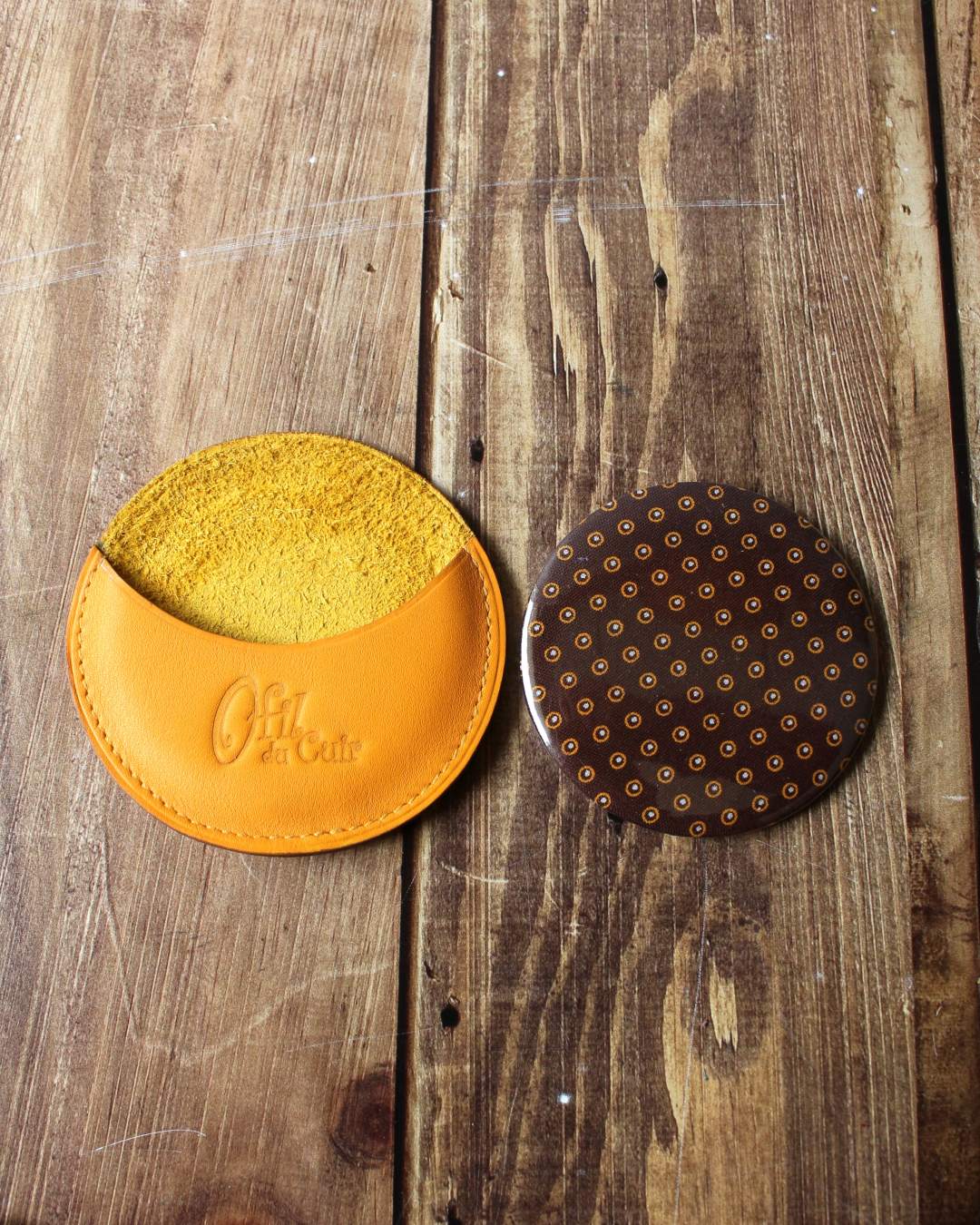 Miroir-rond-petit-pois Miroir rond en tissu africain petit pois marron avec étui en cuir jaune