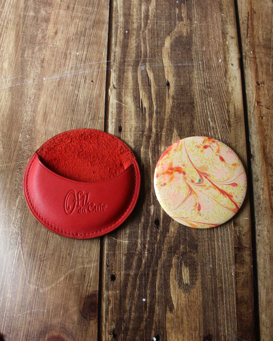 Miroir-rond-rouge-papier-japonais Miroir rond en papier japonais avec étui en cuir rouge