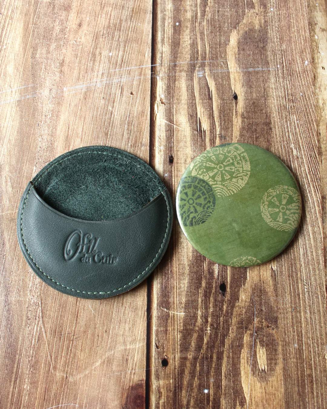 Miroir-rond-vert-papier-japonais Miroir rond en papier japonais vert avec étui en cuir vert