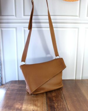 Sac besace en cuir veau grainé kamel avec une bandoulière en cuir pour le porter en bandoulière ou à l'épaule