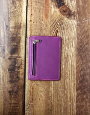 Porte cartes minimaliste en cuir violet avec une poche au dos fermée par un zip pour les billets