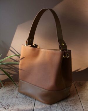 Sac en forme de seau en cuir Camel nubuck en haut et lisse en bas avec le fermoir en doré