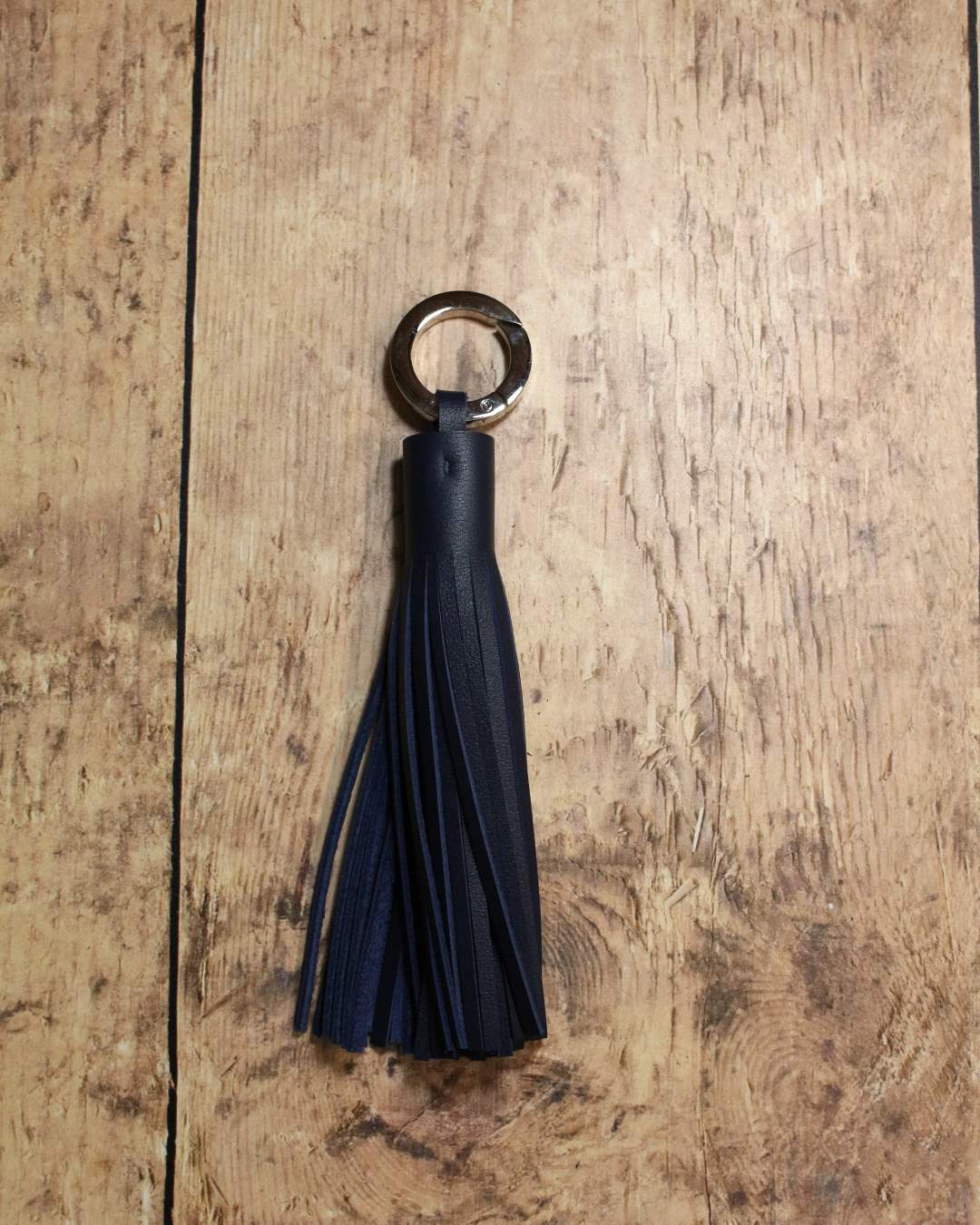 Porte-clef-pompon-cuir-bleu-marine Porte clef pompon en cuir pleine fleur bleu marine