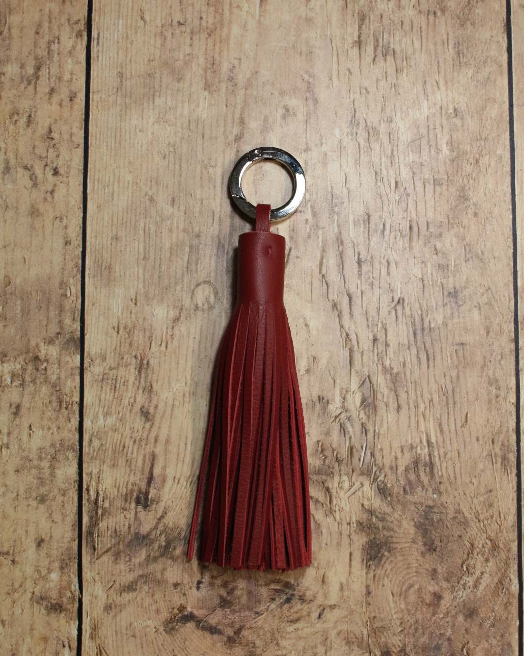 Porte-clef-pompon-cuir-bordeaux Porte clef pompon en cuir pleine fleur bordeaux