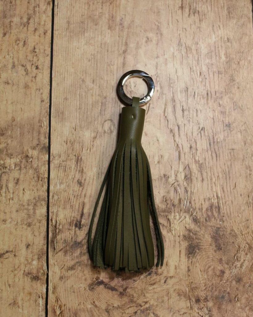 Porte clef pompon en cuir pleine fleur vert kaki