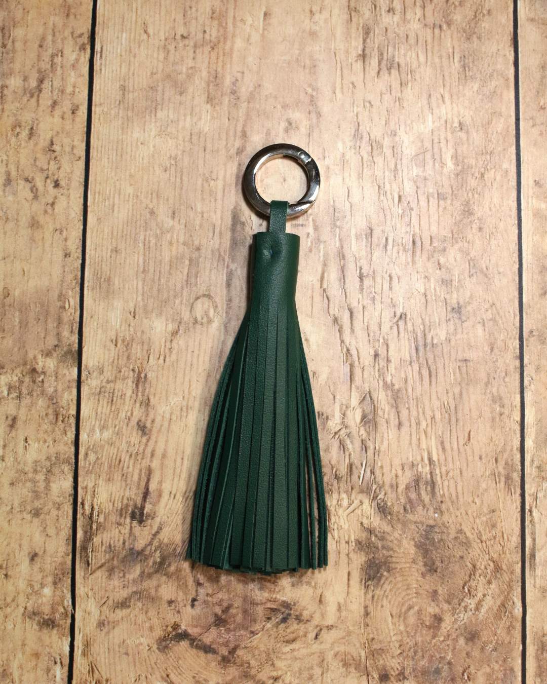 Porte-clef-pompon-cuir-vert Porte clef pompon en cuir pleine fleur vet