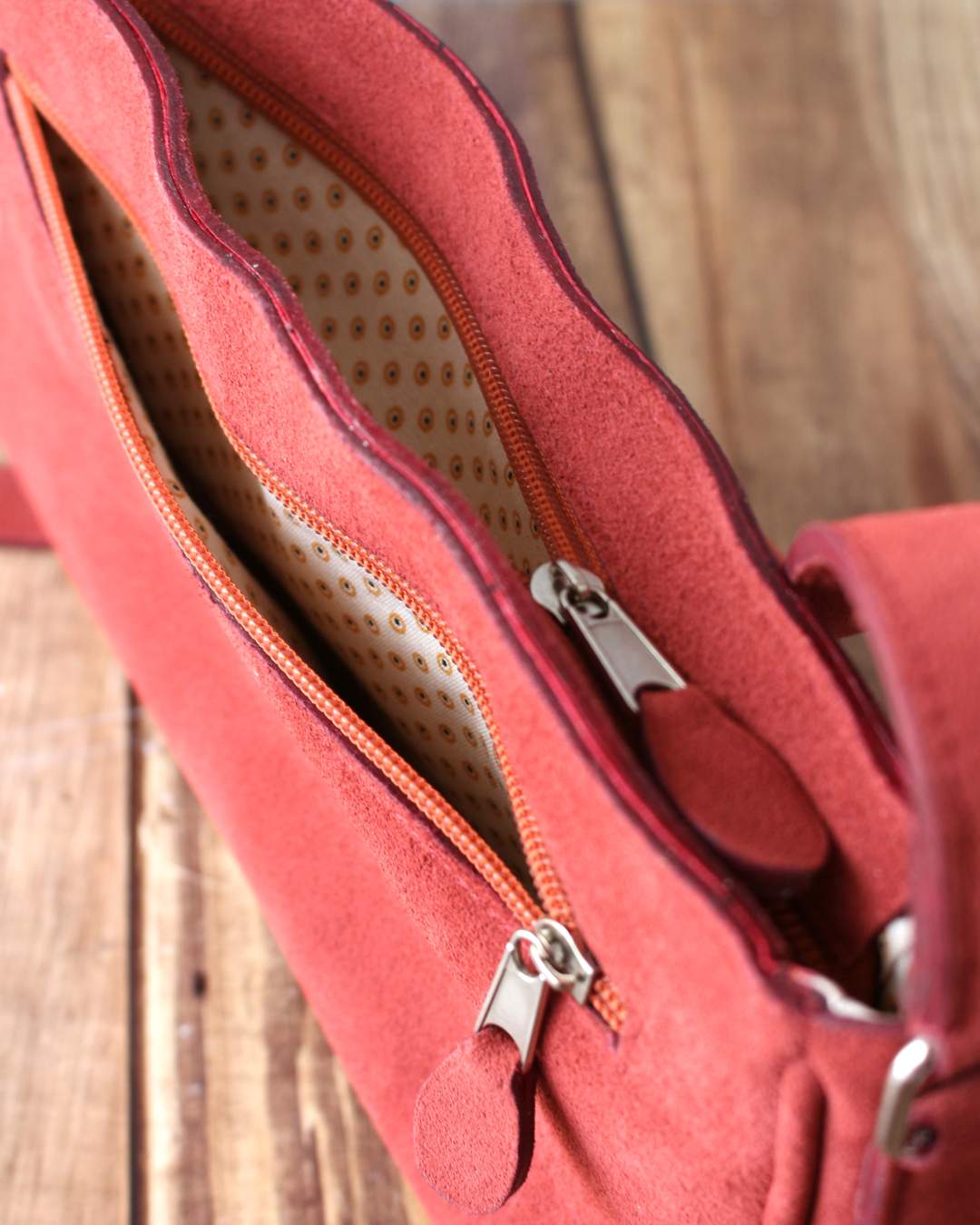 Petit-sac-epaule-cuir-velours Petit sac en veau velours terracotta se porte à l'épaule avec une bandoulière. Ce sac à main est doublé en tissu africain petit pois beige