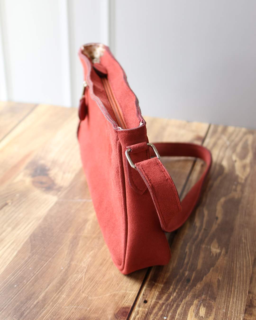 Petit-sac-porte-a-lepaule Petit sac en cuir veau velours qui se porte à l'épaule