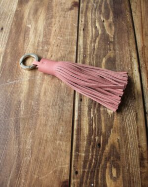 Porte clés pompon en cuir vieux rose à franges et avec un anneau ouvert mousqueton