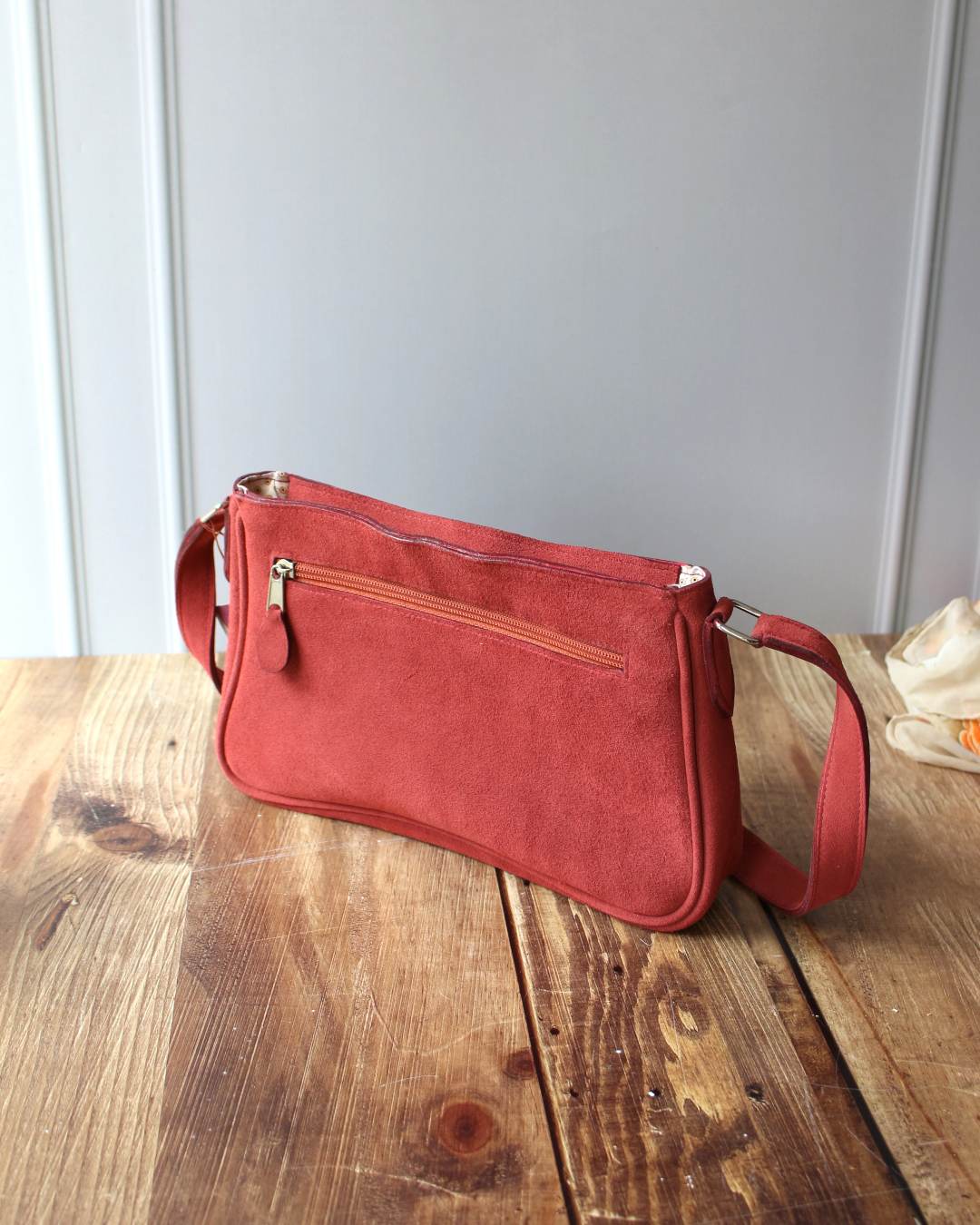 Sac-porte-a-lepaule-en-cuir-velours Sac porté à l'épaule en cuir velours terracotta avec une poche extérieure fermée pas un zip