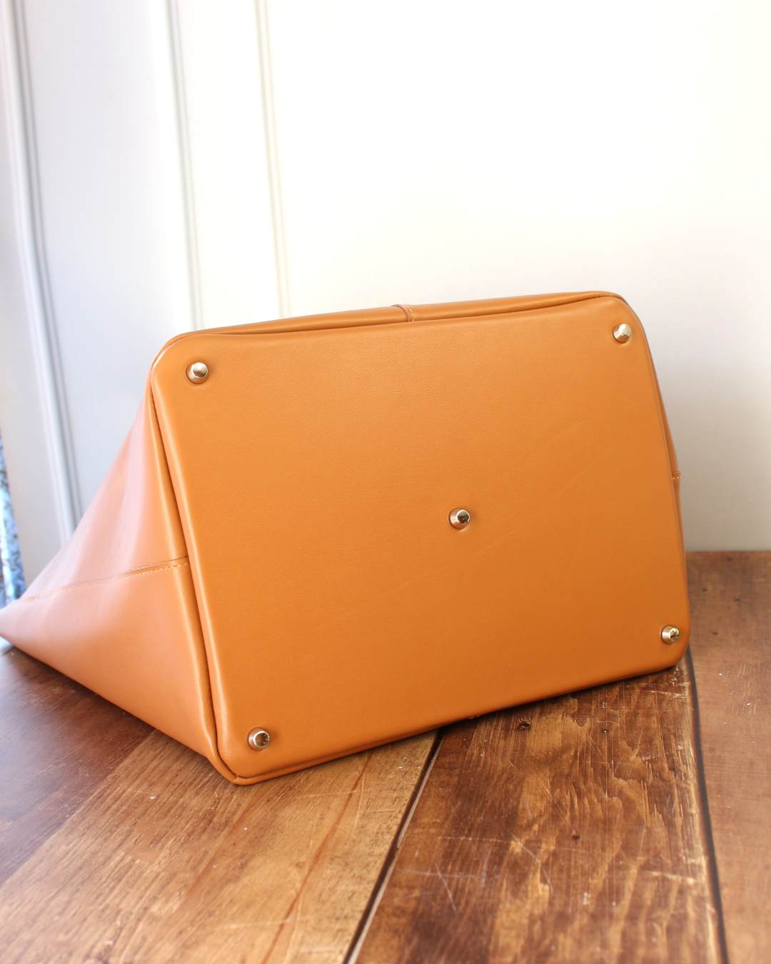 Grand-sac-cabas-en-cuir Gand sac cabas en cuir avec son fond rigide en cuir et ses 5 clous de fond nickelé