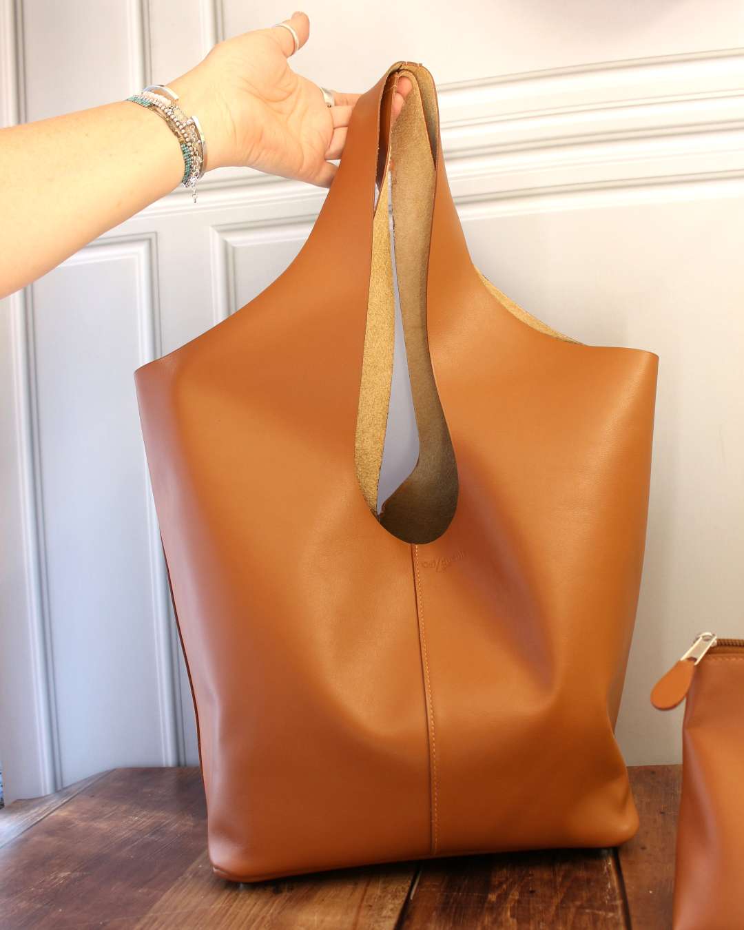 Sac-cabas-en-cuir-camel Sac cabas en cuir Camel lisse et souple