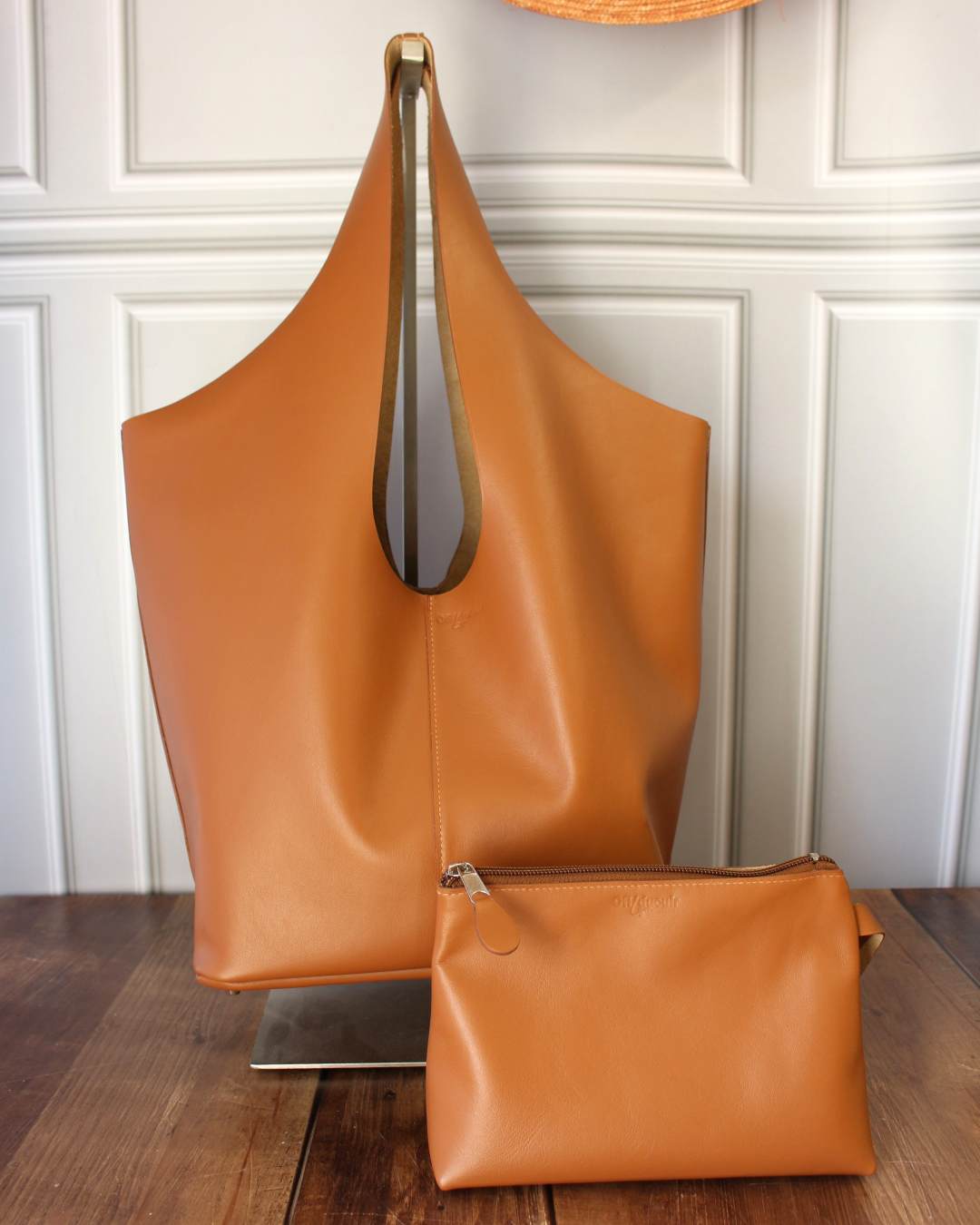 Sac-cabas-en-cuir Sac cabas en cuir Camel avec sa pochette. Cuir de veau souple et lisse.