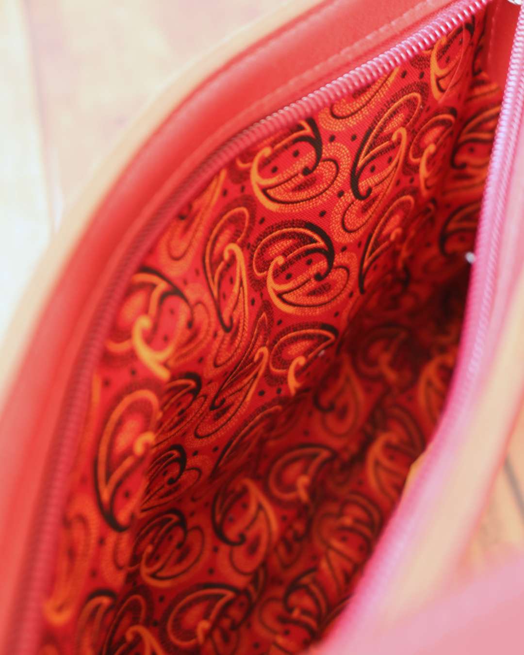 Petit-sac-paule-en-cuir-doublure-tissu-africain Petit sac à l'épaule avec une doublure intérieure en tissu africain