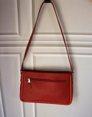 Sac épaule en cuir plein fleur qui se porte à l'épaule avec une bandoulière