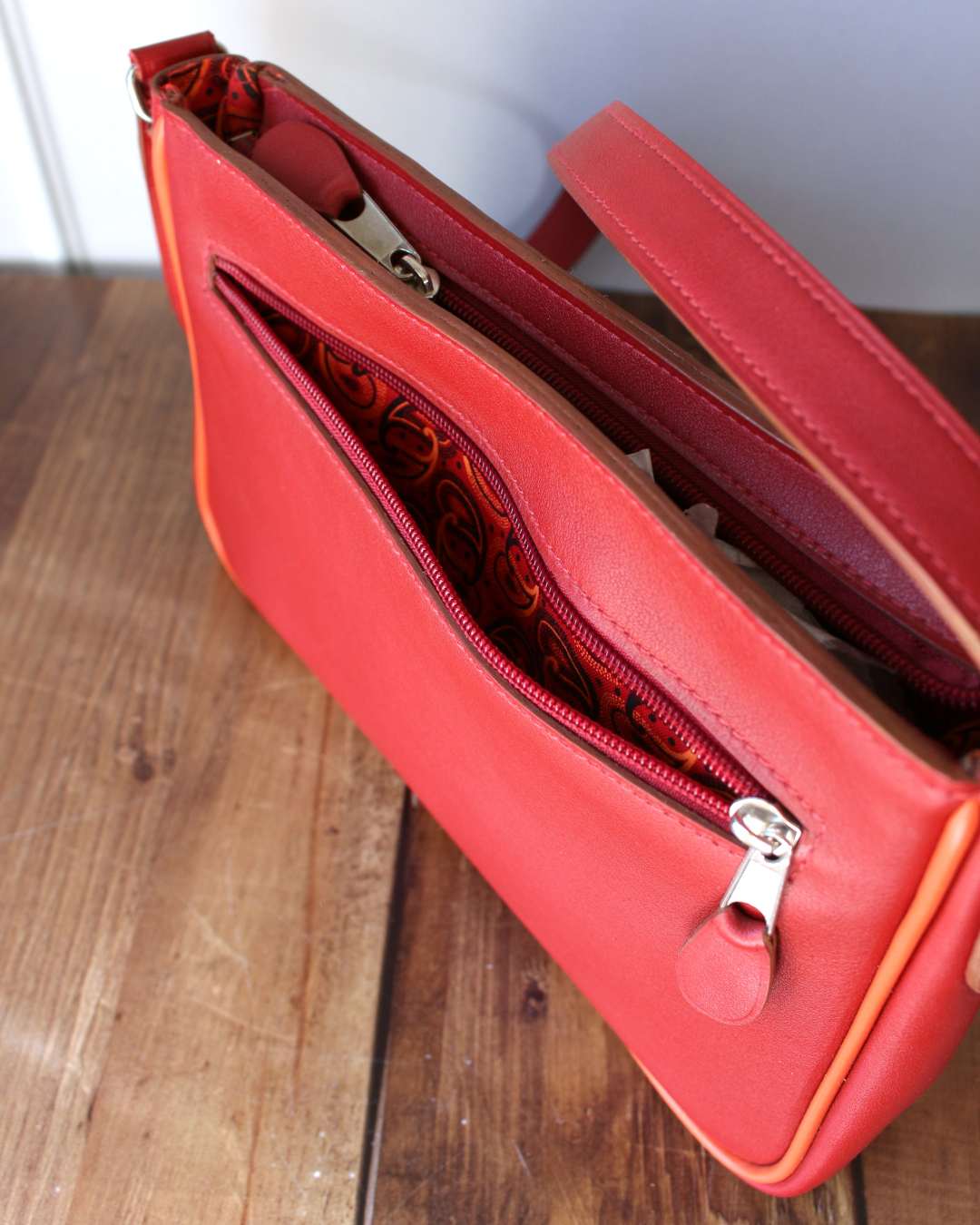 Petit-sac-paule-en-cuir-modele-Lilly-tissu-africain Petit sac épaule en cuir modèle lilly tissu intérieur africain