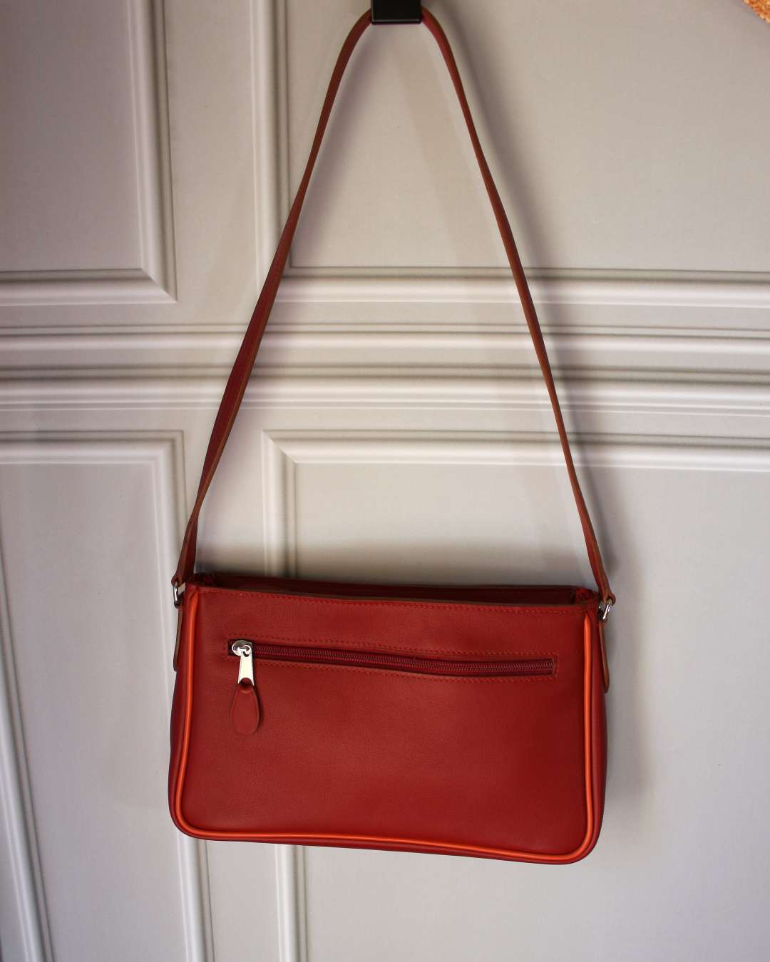 Sac-epaule-en-cuir-modele-Lilly Sac épaule en cuir plein fleur qui se porte à l'épaule avec une bandoulière