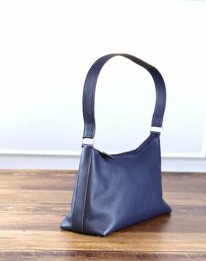Sac baguette en cuir Estelle, cuir lisse bleu marine, se porte à l'épaule, élégant, intemporel, made in France
