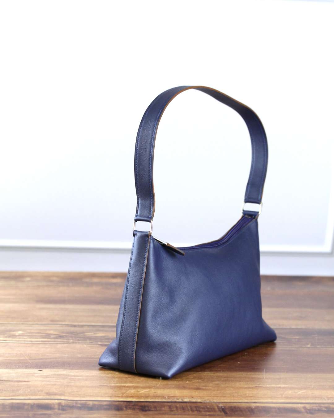 D Sac baguette en cuir Estelle, cuir lisse bleu marine, se porte à l'épaule, élégant, intemporel, made in France