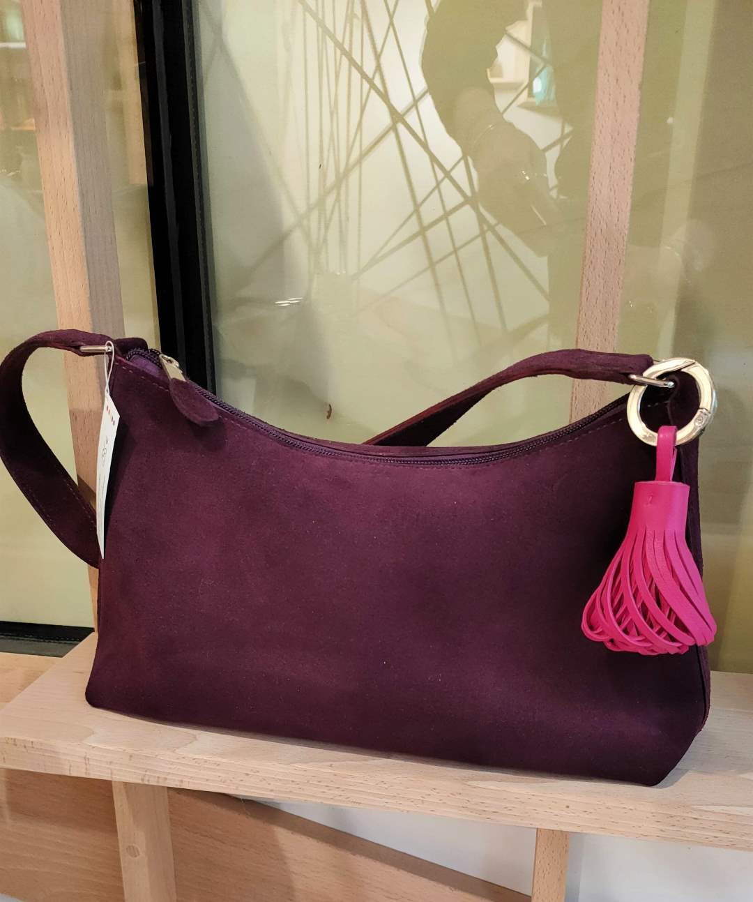 IMG20240515104019 Sac baguette en cuir Estelle, cuir velours prune, se porte à l'épaule, élégant, intemporel, made in France