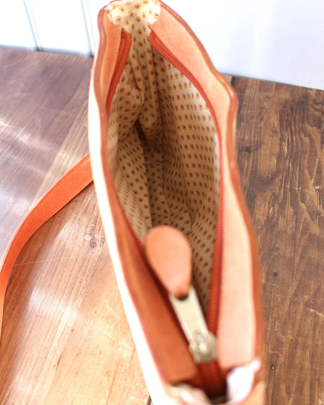 Petit-sac-epaule-en-cuir-velours-corail Un sac qui se porte à l'épaule en cuir veau velours intérieur petits pois un tissu africain