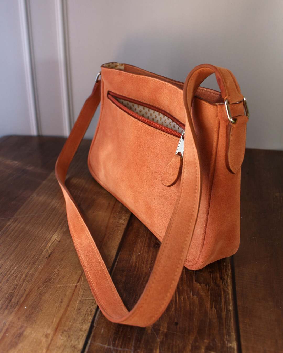 Petit-sac-epaule-en-cuir-velours-tissu-africain Un petit sac qui se porte à l'épaule en cuir corail