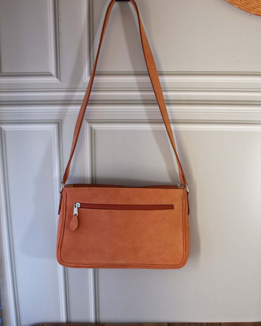 Petit-sac-epaule-en-cuir-velours petit sac en cuir veau velours corail avec une poche extérieure