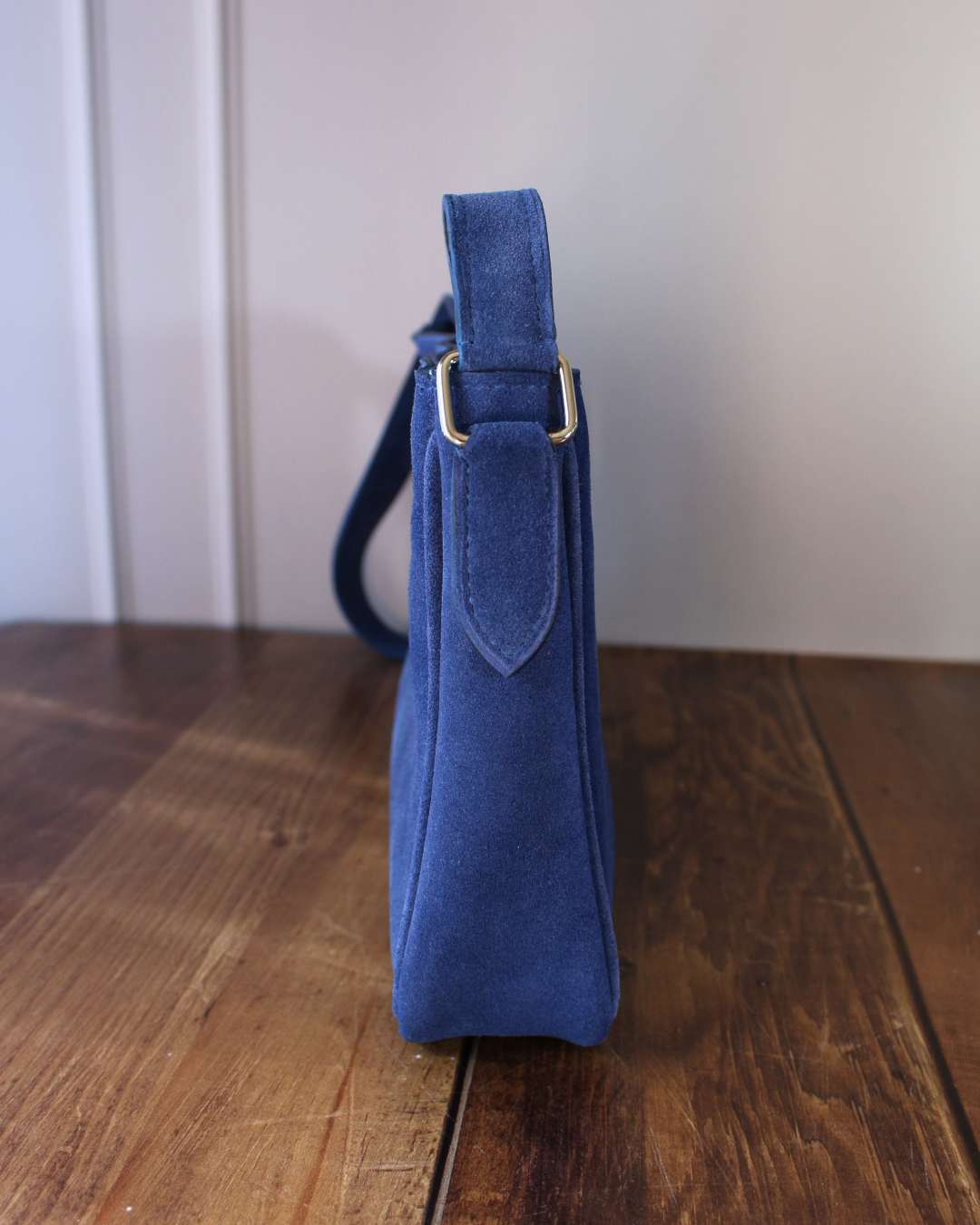 Sac-epaule-bleu-en-cuir-velours Petit sac à l'épaule en cuir veau velours bleu